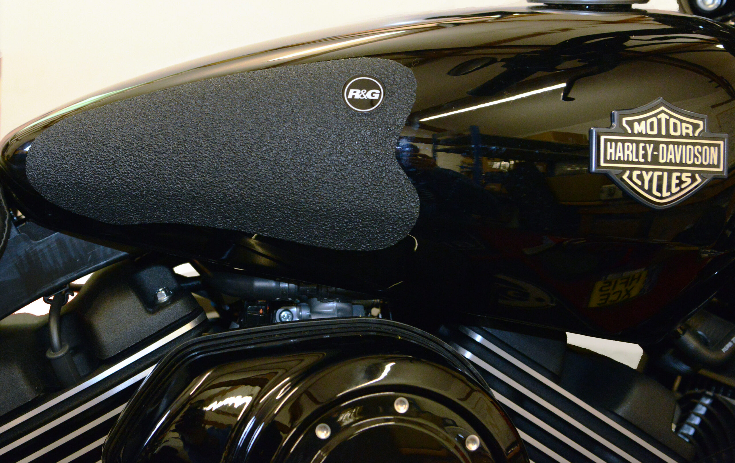 Harley-Davidson Street 750 2015-2018 R&G Tank Traction Grips EZRG1200BL